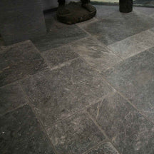 Getrommelte Marmorfliesen von CAMELIA, natursteinartige Fliesen mit eleganter Oberflächenstruktur, ideal für dekorative Böden und Wände.