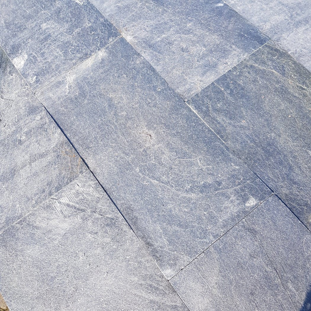Muster von Quarzit Silver Grey Terrassenplatten mit grauer, strukturierter Oberfläche, ideal für elegante Außenflächen.