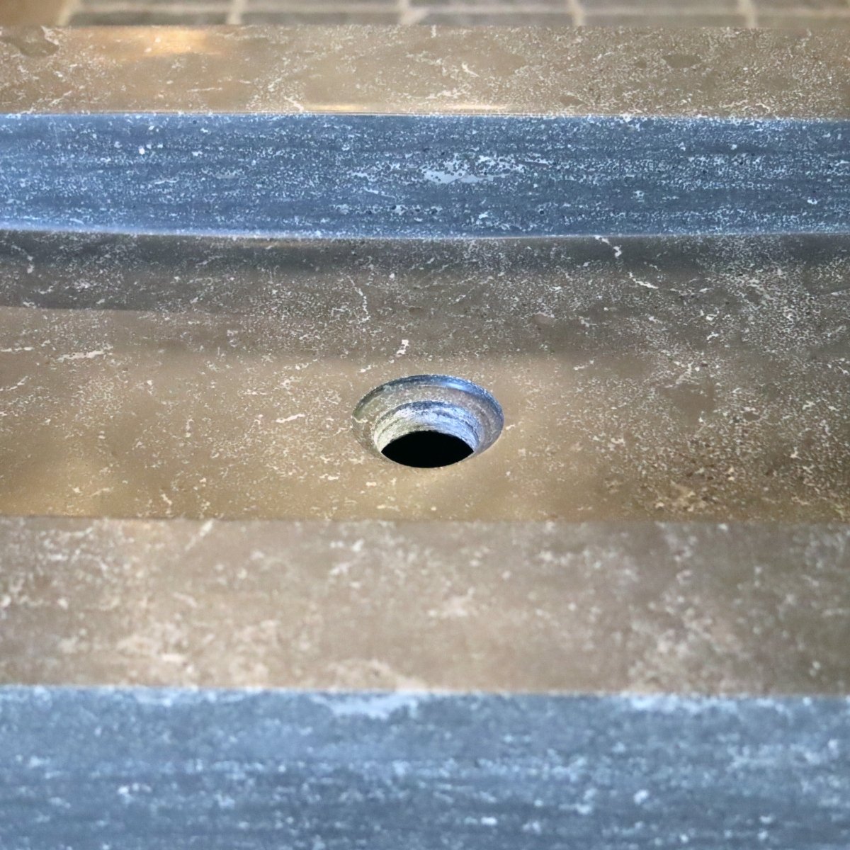 Moderner Badunterschrank aus Teakholz mit glatter Oberfläche, ideal für stilvolle Badgestaltung, von BINTAN.