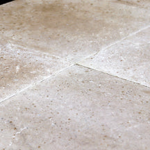 Muster aus Kalkstein-Terrassenplatten SINAI PEARL mit abwechslungsreichem Steindesign, ideal für Garten und Terrasse