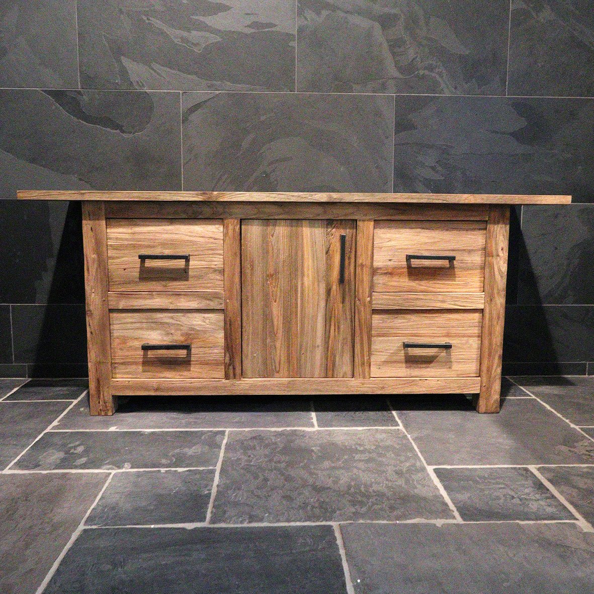 Badezimmermöbel mit Waschbeckenunterschrank aus recyceltem Holz, moderne Badgestaltung von BINTAN, stilvoll und umweltfreundlich.