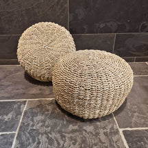 Handgeflochtenes Sitzkissen aus Seegras von POUF, ideal für Badgestaltung, zeigt die textile Oberfläche und naturbelassenes Material.