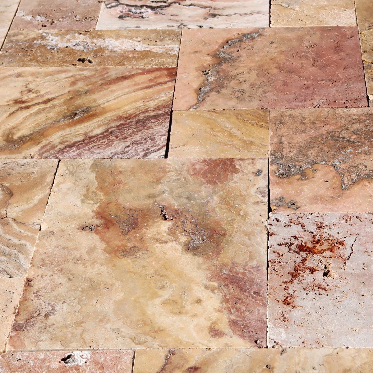 Muster für Terrassenplatten aus Travertin Scabas Antik Gold mit natürlicher Musterung auf der Produktabbildung