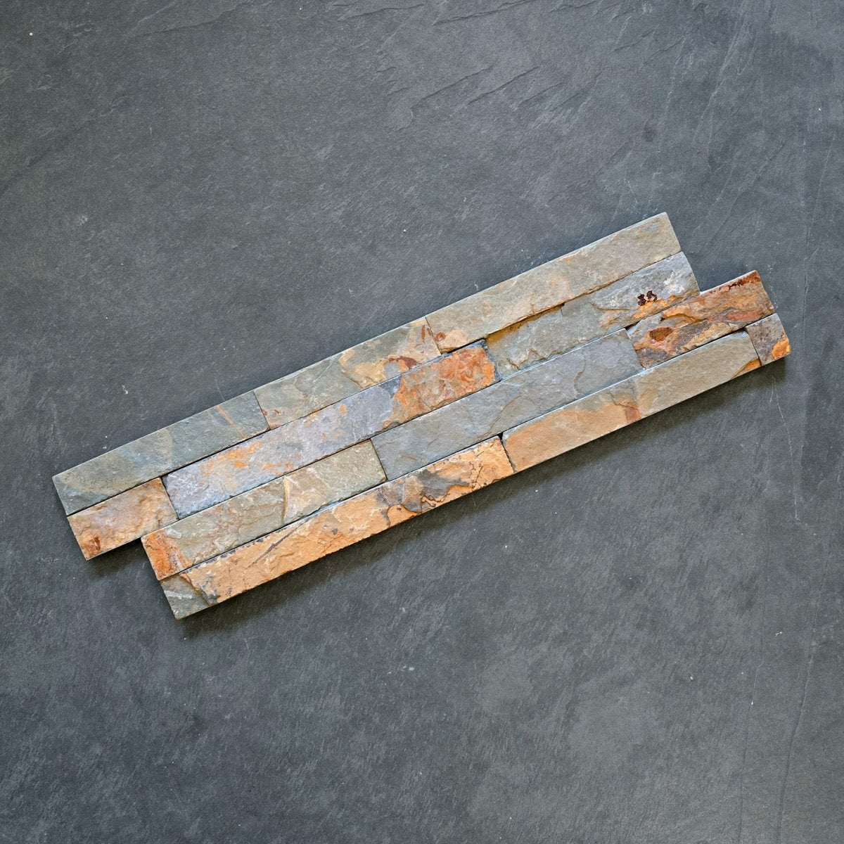Schiefer Naturstein Verblender von SCHIEFER MULTICOLOR, mehrfarbiger Verblender für Wandgestaltung, Detailaufnahme