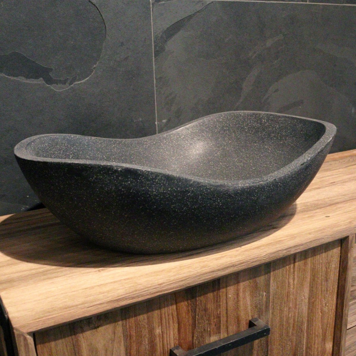 Schwarzes Terrazzo-Aufsatzwaschbecken aus Mineralguss, 60x40x18 cm, für moderne Badgestaltung, von THALASA
