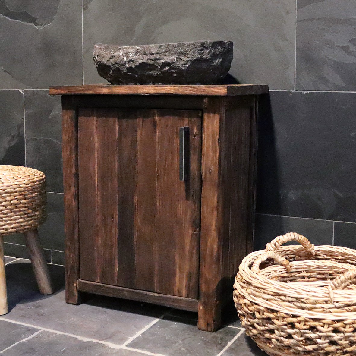 Badezimmermöbel aus Teakholz von Bantam, Modell 4, in verschiedenen Größen, zeigt modernes Badgestaltung mit Holzdesign.