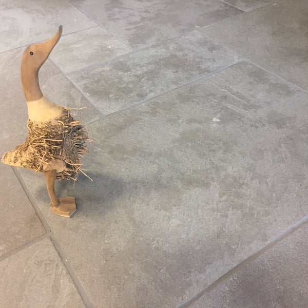 Wand - und Bodenfliesen Kalkstein Chateau Taupe Schlossboden - Kalksteinfliesen | CHATEAU TAUPE | Getrommelt - Großer Römischer Verband x 2 - 2,5 cm - Fliesen | Afrika Naturstein