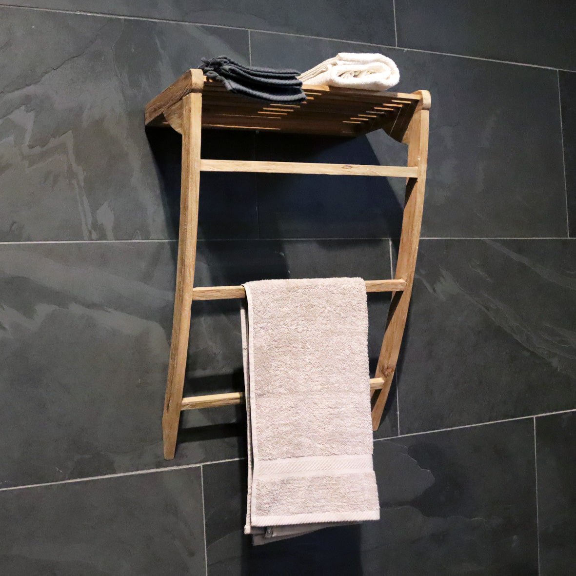 Handtuchleiter aus Teakholz, Wandregal für Badgestaltung mit stilvollem Badaccessoire, robustes Teakholz-Design