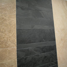 Naturstein Verblender aus Schiefer von MUSTANG BLACK SLATE, rustikale Wandverkleidung, natürliche Textur und dunkle Farbgebung.