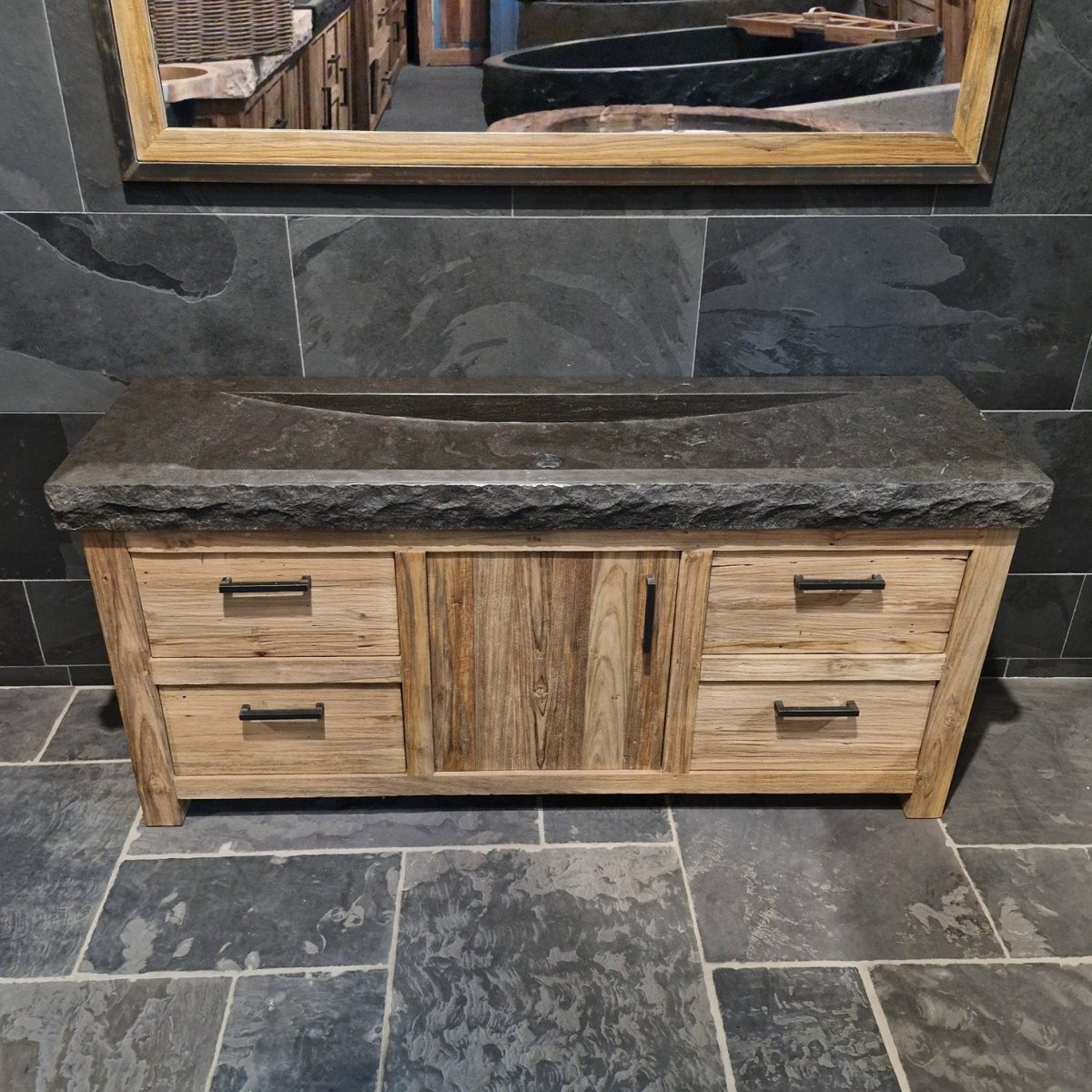 Unterschrank mit Waschtisch aus recyceltem Holz im rauen Naturlook, für moderne Badgestaltung von BINTAN.