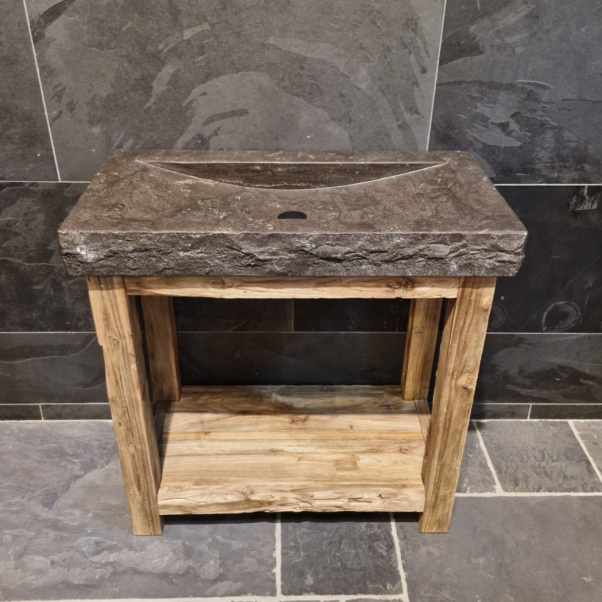 Badezimmermöbel mit Waschtisch aus Teak, grobe Blaustein-Oberfläche, von Denpasar, für stilvolle Badgestaltung, Frontansicht