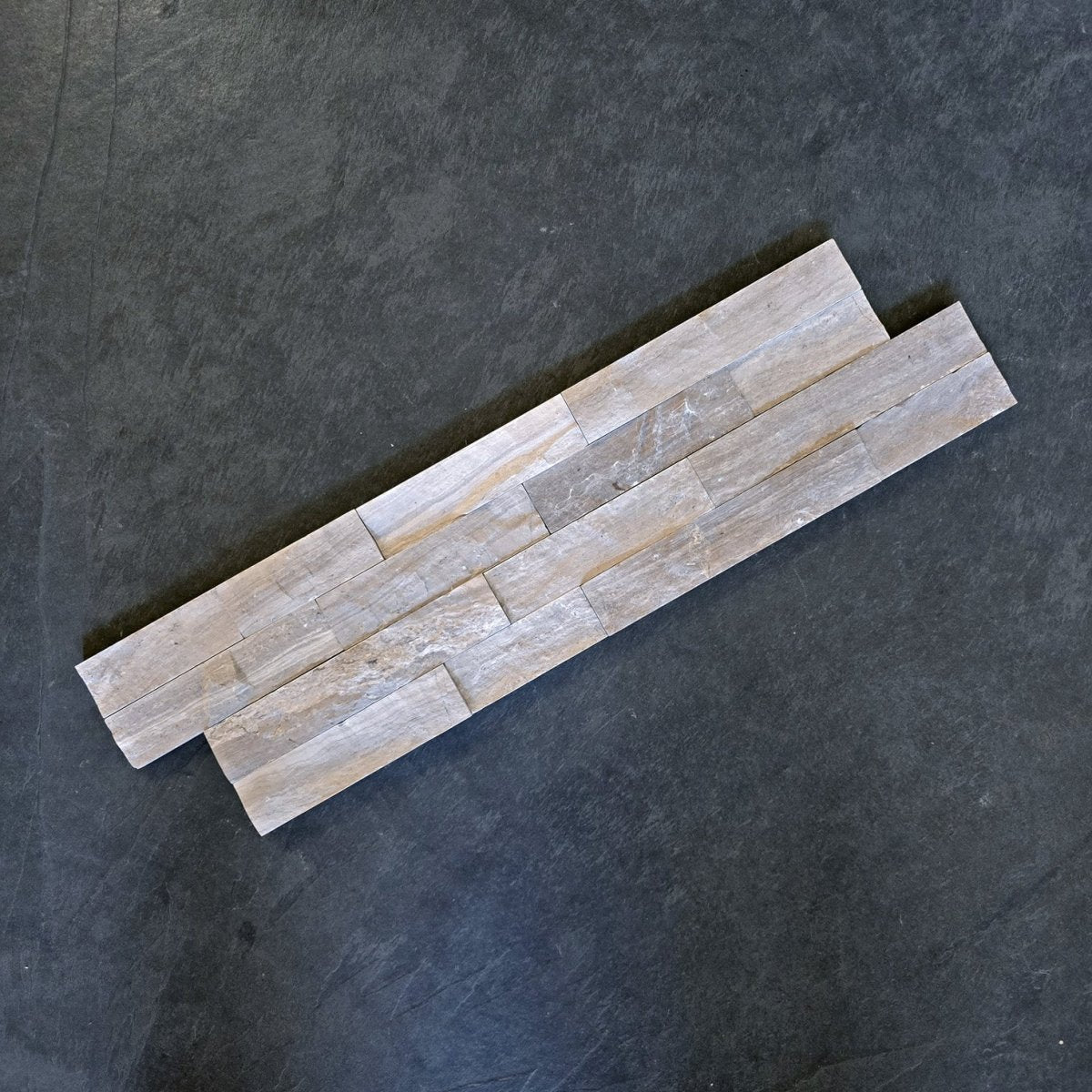 Naturstein Verblender aus Marmor von WHITE GREY, strukturierte Oberfläche, perfekt für Wandgestaltung und Dekor.