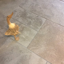 Getrommelte Kalksteinfliesen von CHATEAU TAUPE, naturbelassene Steinfliesen mit rustikaler Oberfläche, ideal für Boden und Wand.