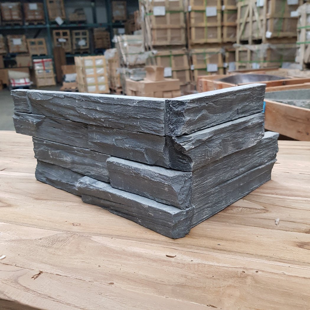 Naturstein Verblender aus Schiefer von CROSS CUT, detailreiche Wandverkleidung mit natürlicher Struktur und dunkler Farbgebung.