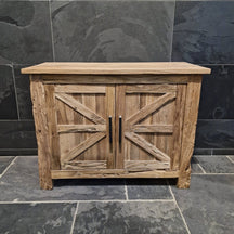 Hölzerner Unterschrank aus Teakholz mit Waschtisch für Badgestaltung im natürlichen Design, von Lombok.