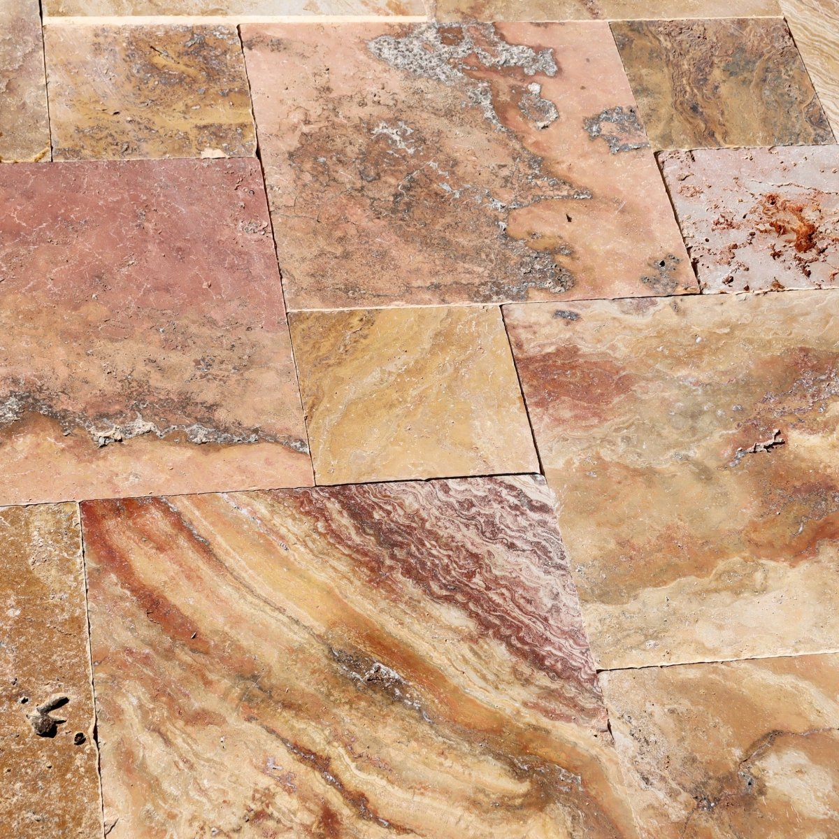 Muster für Terrassenplatten aus Travertin Scabas Antik Gold, zeigt das dekorative Muster und die goldene Farbgebung des Natursteins.