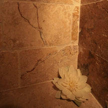 Naturstein Travertin Fliesen von POMPEYA, getrommelt Oberfläche, ideal für Boden- und Wandbeläge.