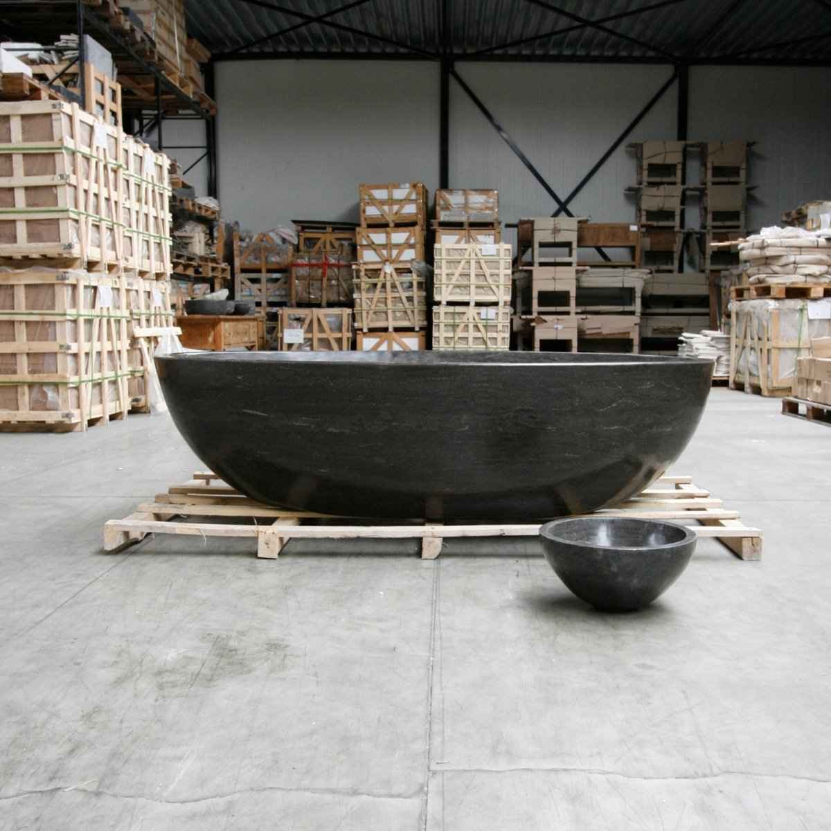 Freistehende Badewanne von IRIS, Blaustein, moderne Badgestaltung, weiße Badewanne aus langlebigem Material, stilvoll und funktional