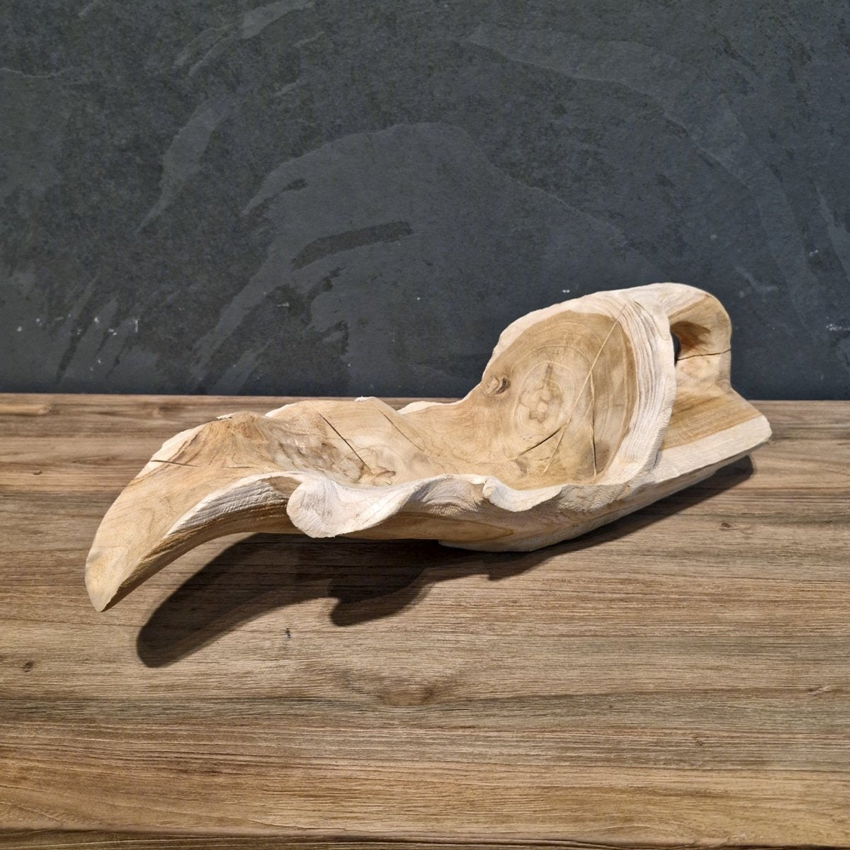 Recycelte Teakholz Badgestaltung in Form einer Schale, naturbelassenes Holz, nachhaltiges Design für Badezimmerdekoration.