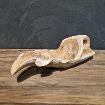 Recycelte Teakholz Badgestaltung in Form einer Schale, naturbelassenes Holz, nachhaltiges Design für Badezimmerdekoration.