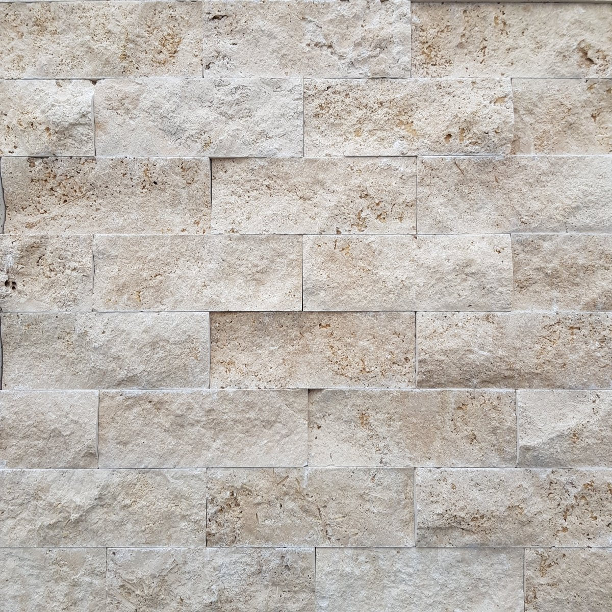 Muster Naturstein Verblender aus Travertin in 20 x 7,5 x 1-3 cm, zeigt die strukturierte Oberfläche und Farbvariation.