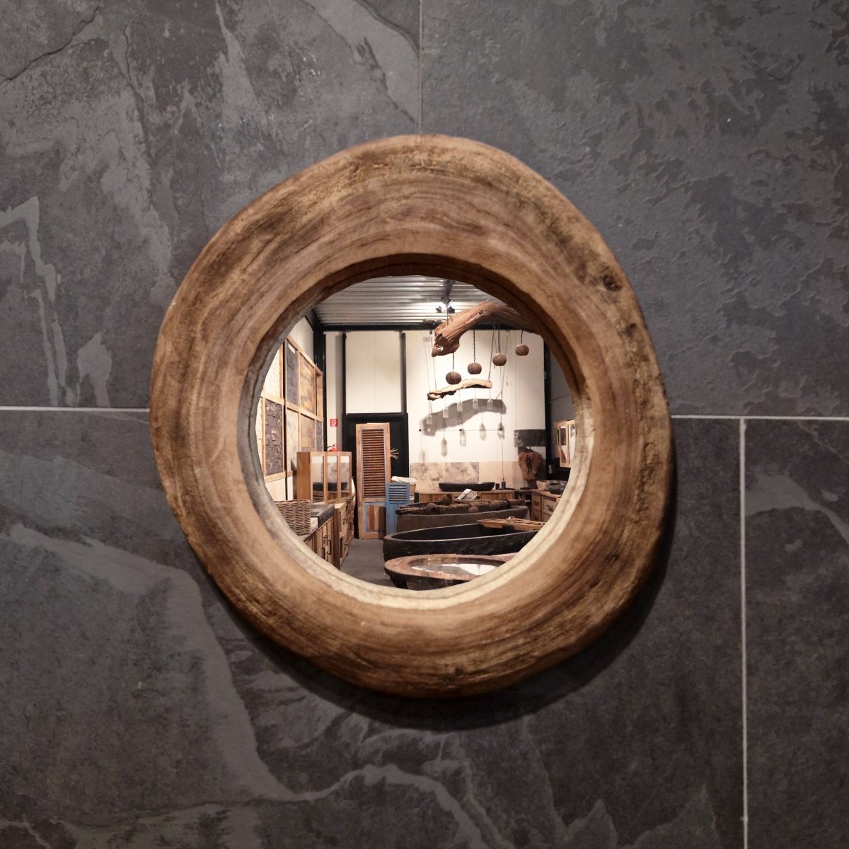 Runder Badspiegel aus recyceltem Teakholz, Ø 55 cm, in moderner Badgestaltung, mit natürlicher Holzoptik.