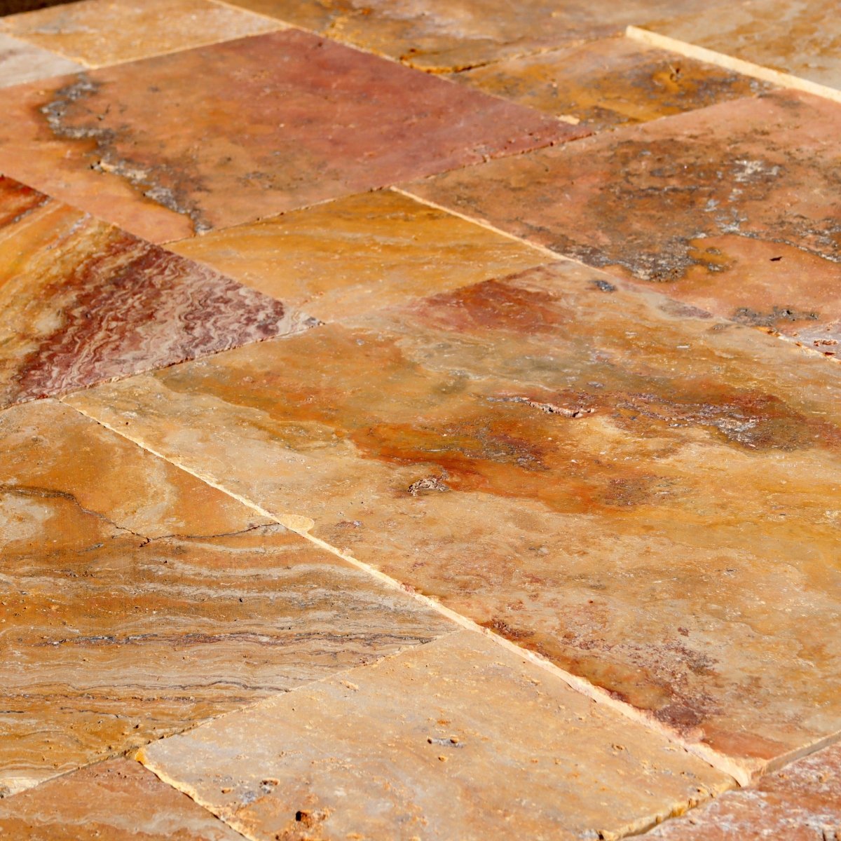 Muster Terrassenplatten aus Travertin Scabas Antik Gold mit goldener, natürlicher Textur, ideal für elegante Außenbereiche