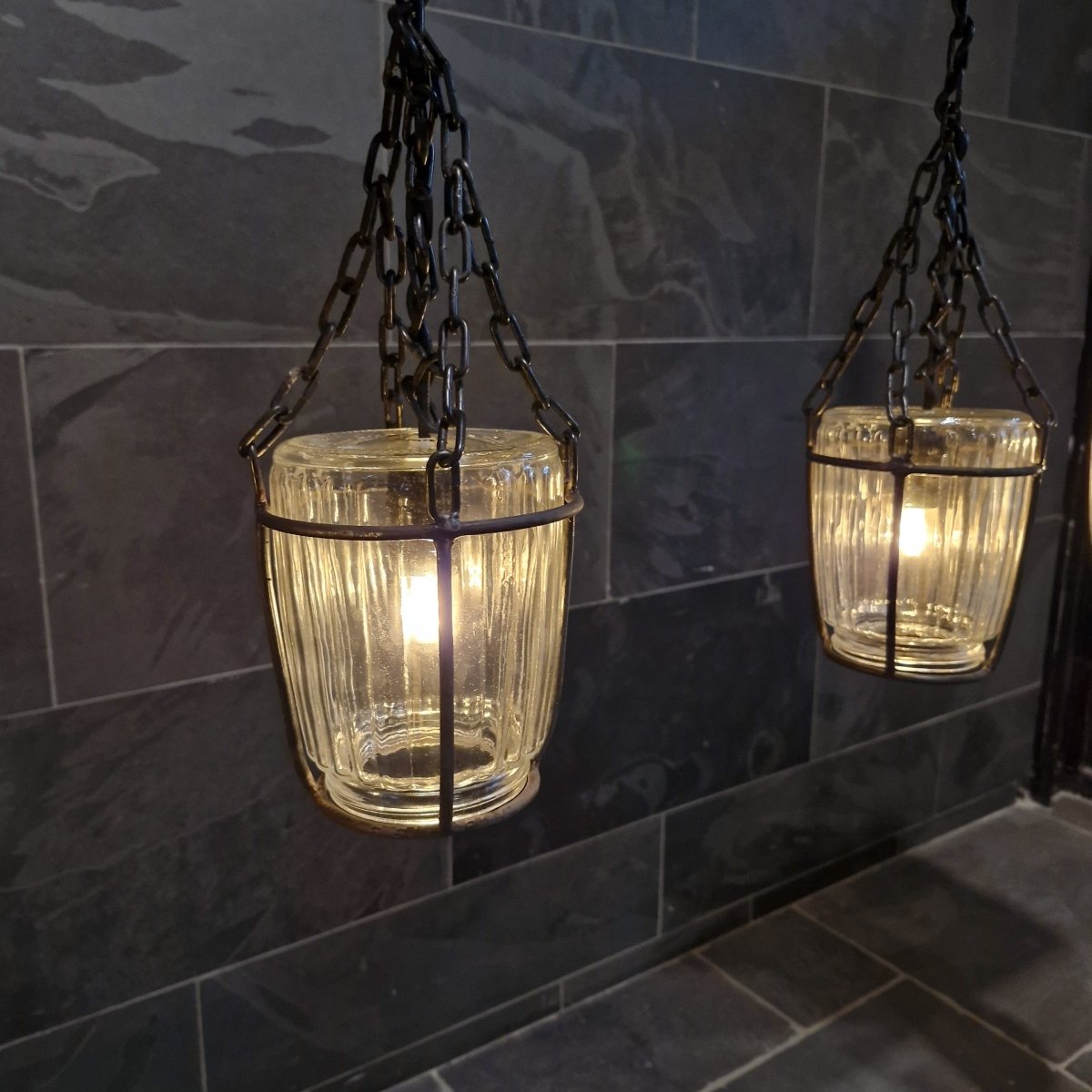 Hängelampe aus Glas, moderne Badgestaltung, elegante Deckenleuchte für Badezimmer, stilvolle Beleuchtung für die Wand.
