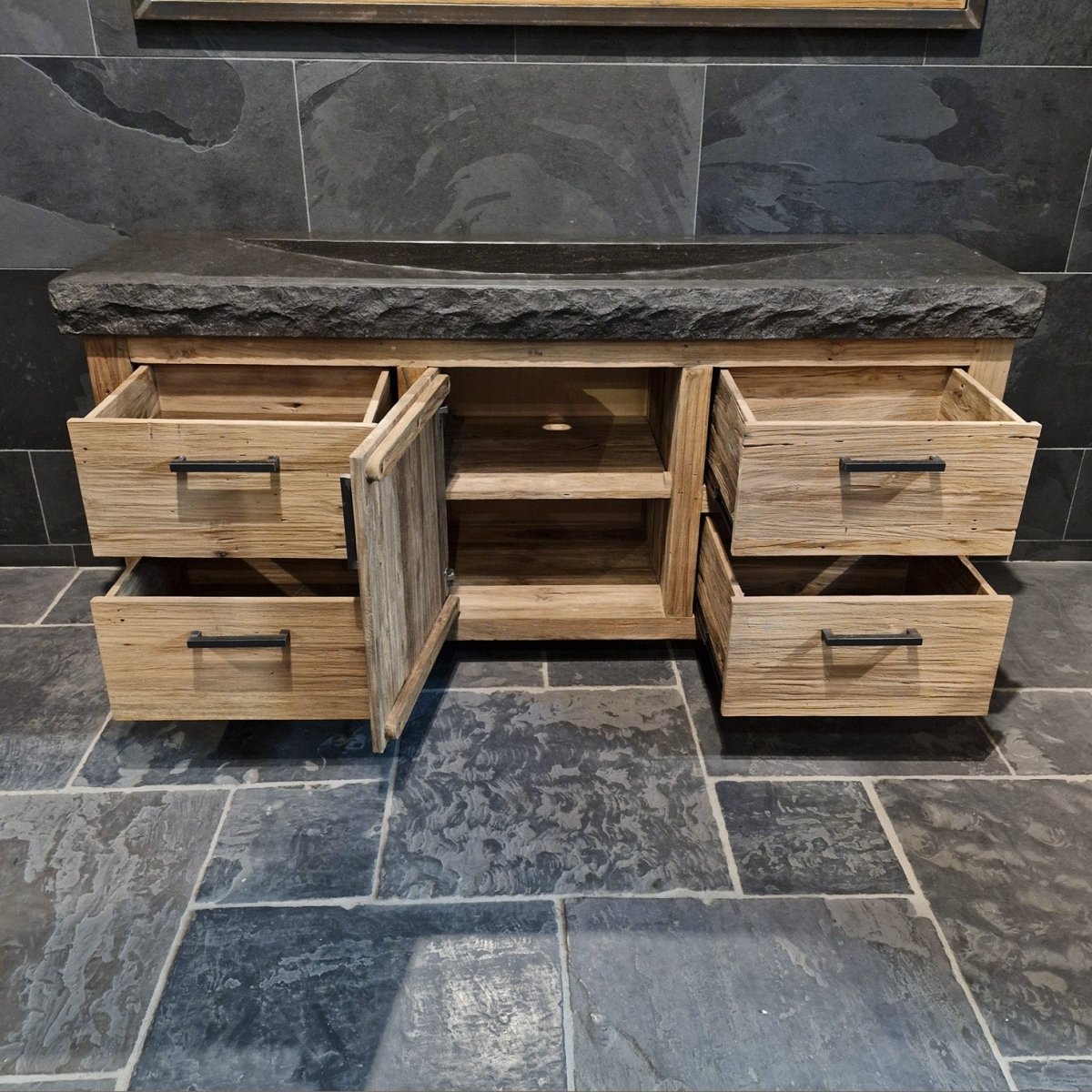 Unterschrank mit Waschtisch im rauen Naturlook aus recyceltem Holz, Badgestaltung von BINTAN, stilvoll und umweltfreundlich.