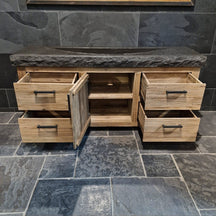 Unterschrank mit Waschtisch im rauen Naturlook aus recyceltem Holz, Badgestaltung von BINTAN, stilvoll und umweltfreundlich.