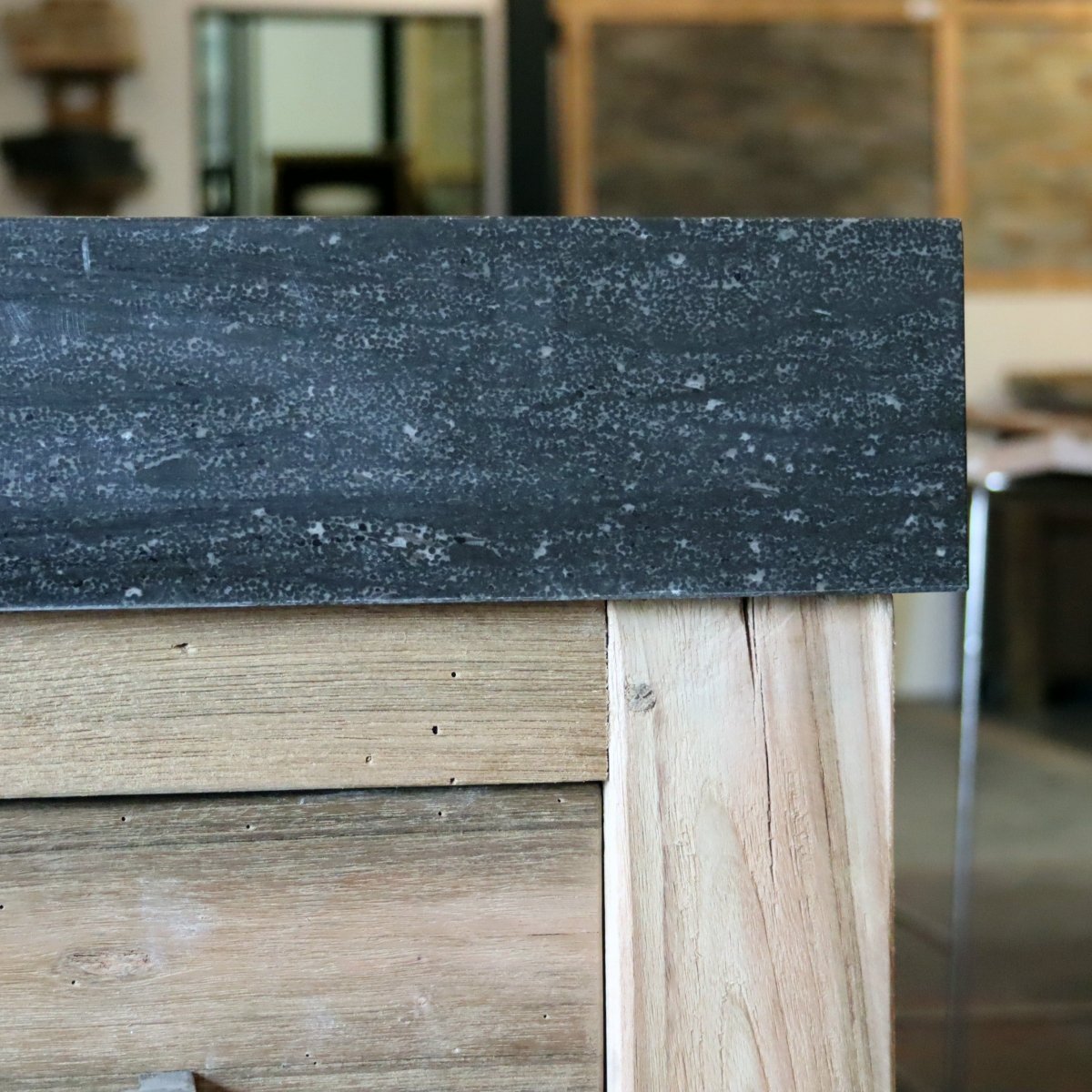 Moderner BINTAN Badunterschrank aus Teakholz mit glatter Oberfläche, ideal für modernes Badezimmerstil.