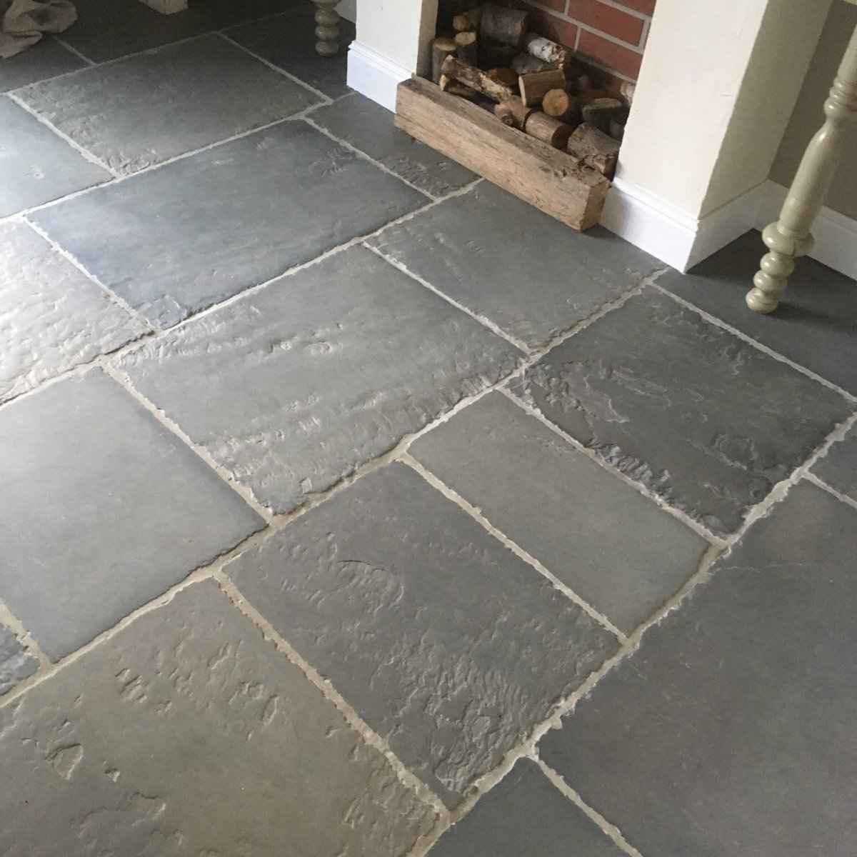 Sandsteinfliesen von CHATEU GRIS, naturbelassene Fliesen aus Sandstein, sichtbar in der Abbildung, ideal für elegante Bodenbeläge