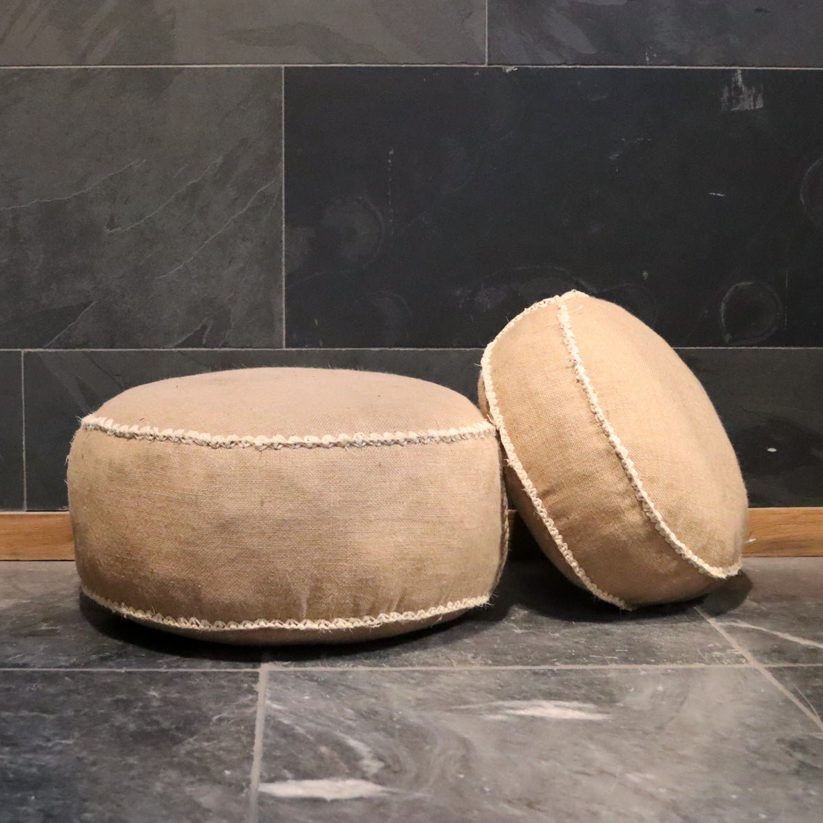 Hochwertiges POUF Sitzkissen aus Sisal und Jute in verschiedenen Größen, ideal für Badgestaltung und natürliche Raumgestaltung.