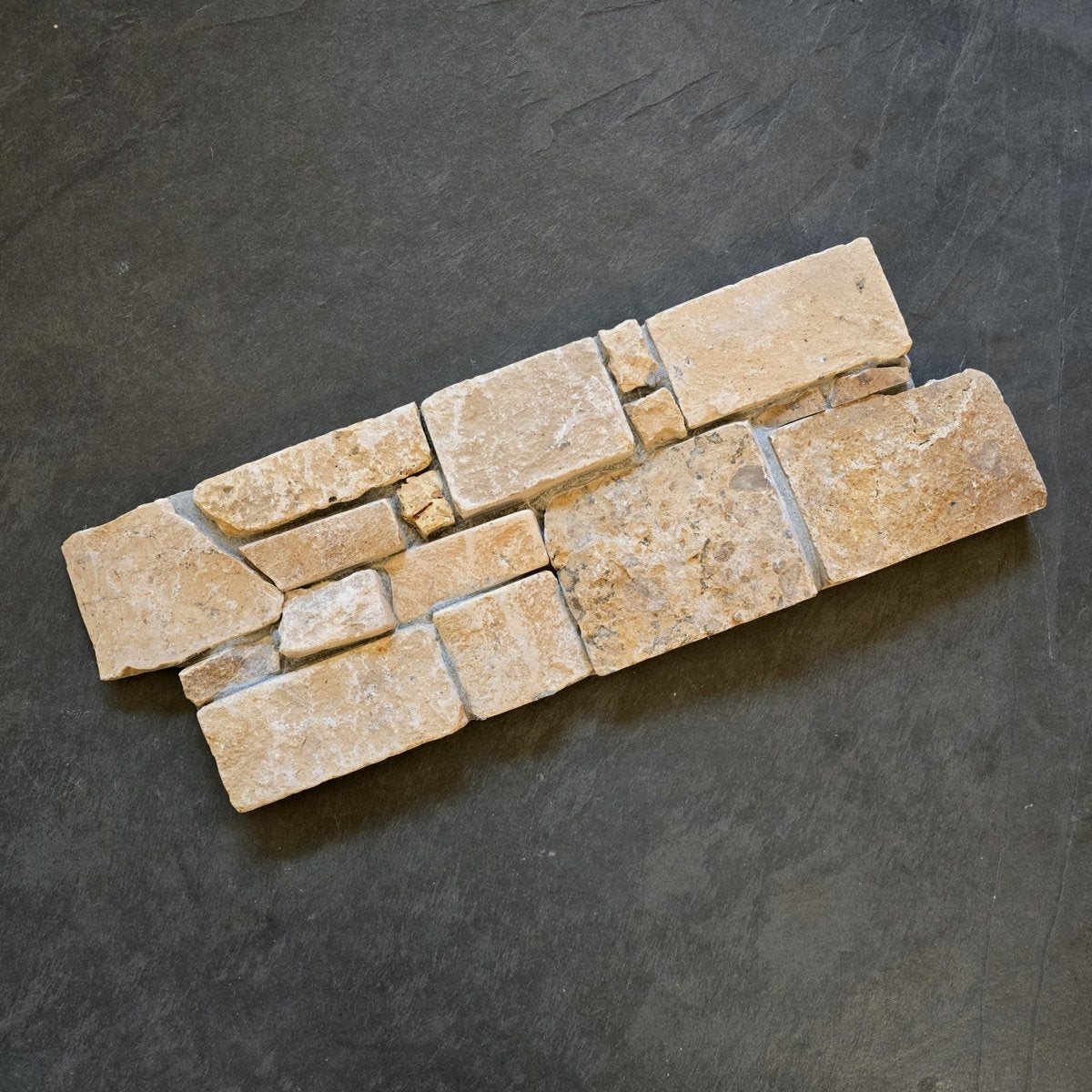 Beige Kalkstein Verblender aus Naturstein, sichtbare Oberflächenstruktur, für Wandgestaltung, von BEIGE, Produkt-943723.