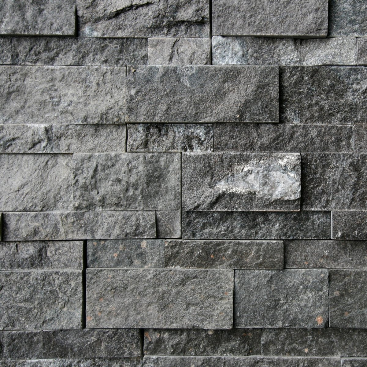Naturstein Verblender aus Quarzit von KARBON BLACK, strukturierte Wandverkleidung, natürliche Oberflächenoptik, dekorative Wandgestaltung