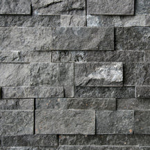 Naturstein Verblender aus Quarzit von KARBON BLACK, strukturierte Wandverkleidung, natürliche Oberflächenoptik, dekorative Wandgestaltung