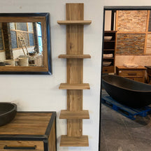 Handtuchleiter aus Teakholz für Badgestaltung, zeigt elegante Badaccessoires und modernes Design im Badezimmer.