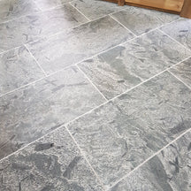 Geschliffene und gebürstete Quarzitfliesen in Silbergrau, Naturstein-Optik, von QUARZIT SILVER GREY, für elegante Bodenbeläge