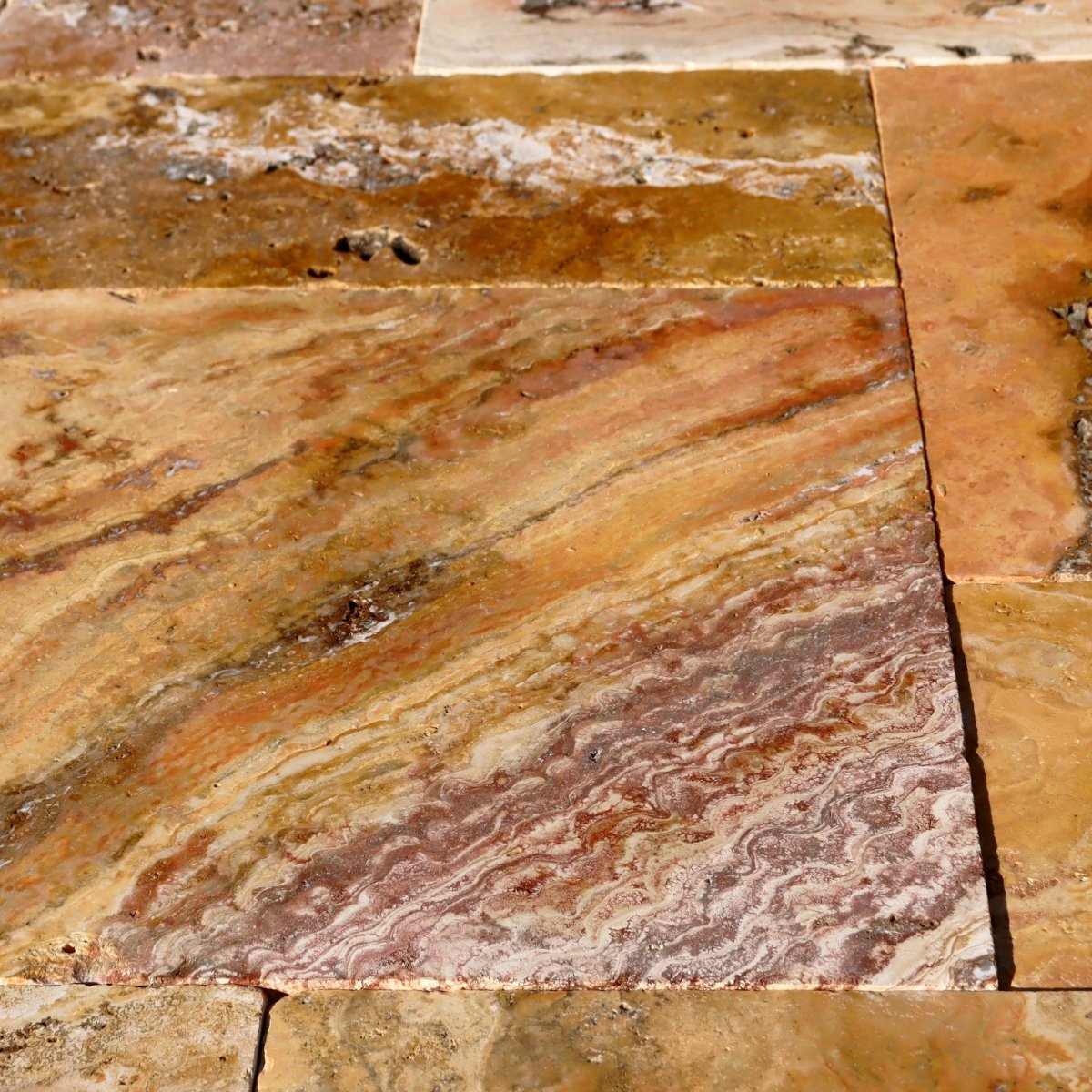 Natürliche Travertin-Terrassenplatten von SCABAS ANTIK GOLD, hochwertige Naturstein-Bodenbeläge für Terrasse und Außenbereich