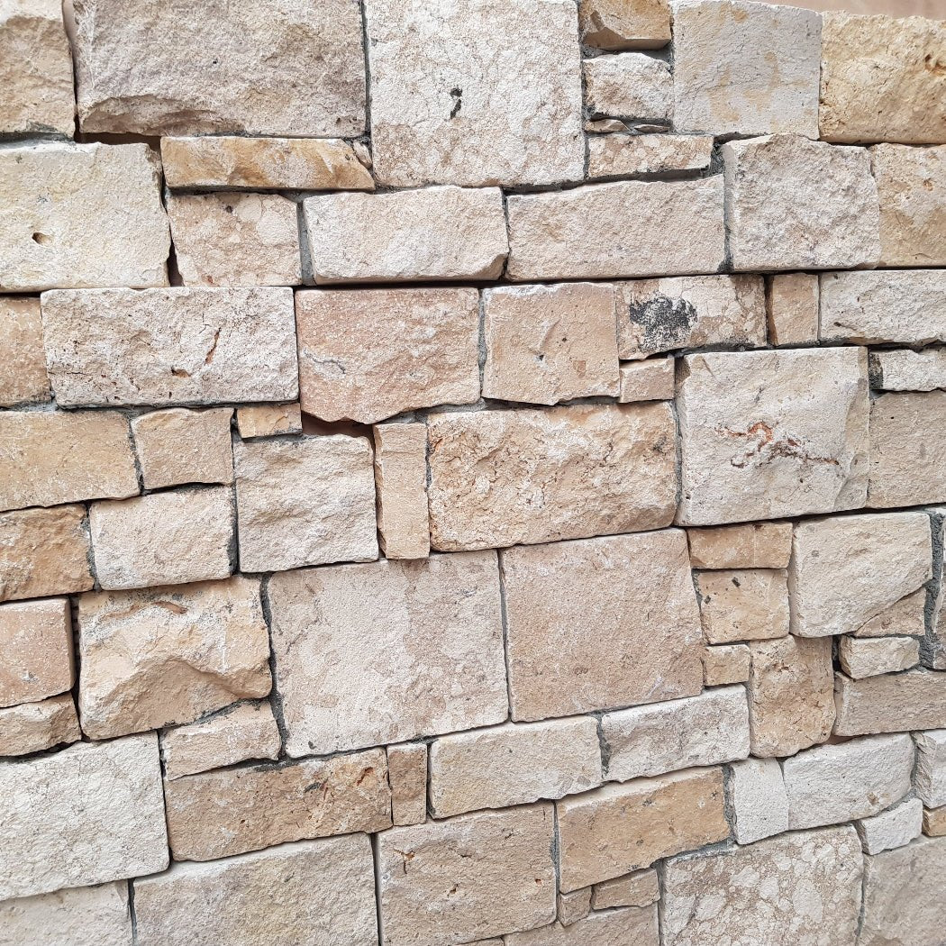 Naturstein-Verblender aus Kalkstein von BEIGE, zeigt die strukturierte Oberfläche des Rocks Verblenders.