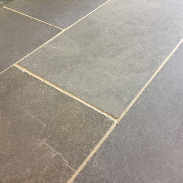 Kalkstein Fliesen Chateau Taupe Schlossboden - Muster | Kalksteinfliesen | CHATEAU TAUPE | Geschliffen und getrommelt | Schlossboden - ca. 20 x 20 cm - Muster | Afrika Naturstein