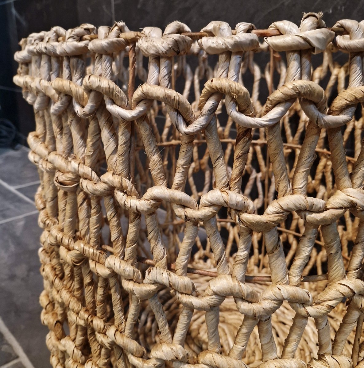 Wäschekorb aus Bananenblatt für Badgestaltung, handgefertigter Korb mit Naturmaterialien, stilvoll und umweltfreundlich.