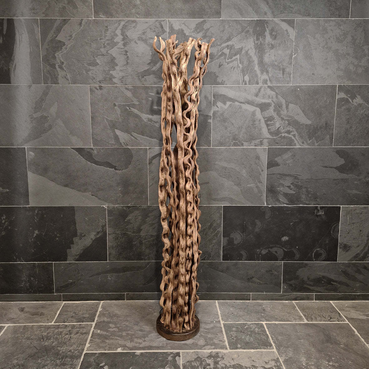 Indische Stehlampe aus Altholz, modern gestaltet, für Badgestaltung, mit natürlicher Holzoptik und stabilem Design.