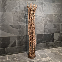Stehlampe LIAAN aus indonesischem Altholz, moderne Badgestaltung, freistehende Leuchte mit warmem Holzdesign
