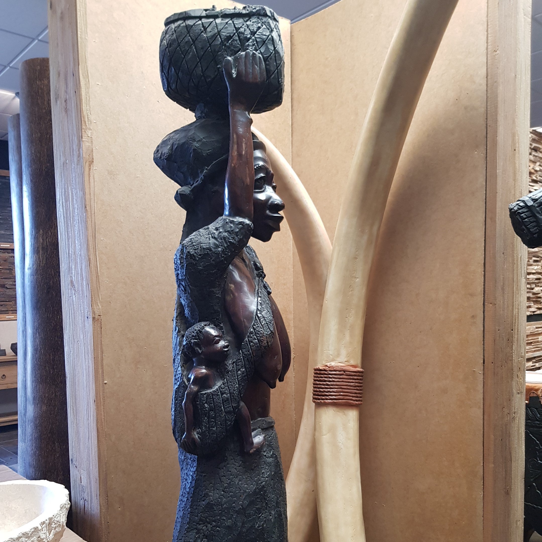 Afrikanische Ebenholz Skulptur 'Wasserträgerin' 210 cm
