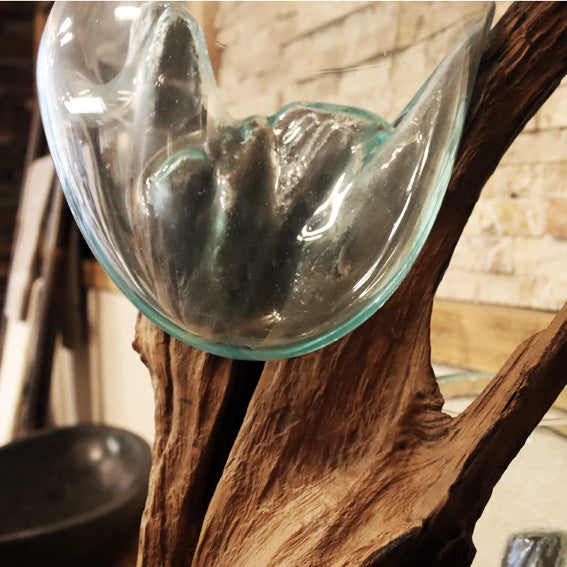 Glazen vazen op teakhouten sloophout