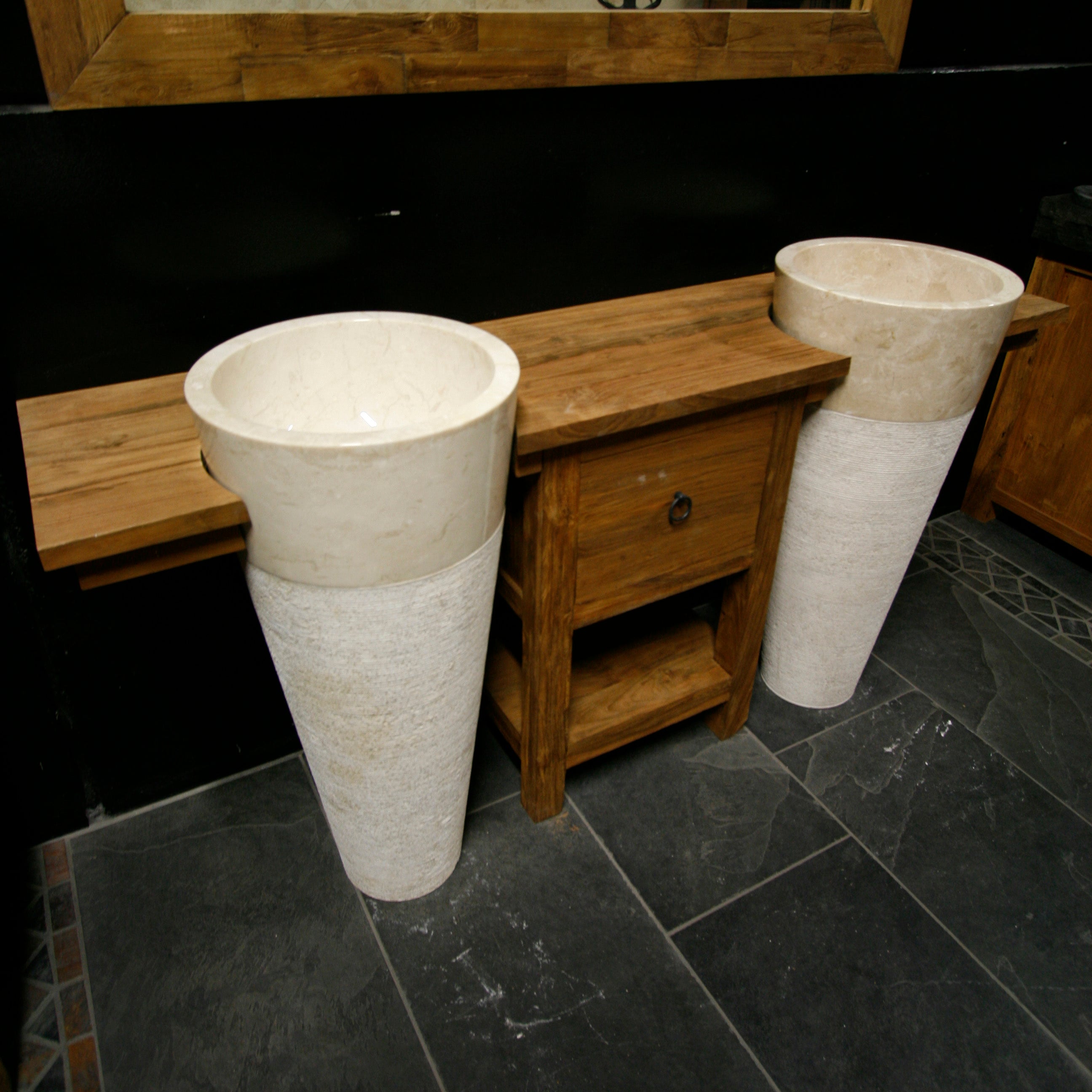 Paar Naturstein Standwaschbecken mit Unterschrank aus recyceltem Teakholz